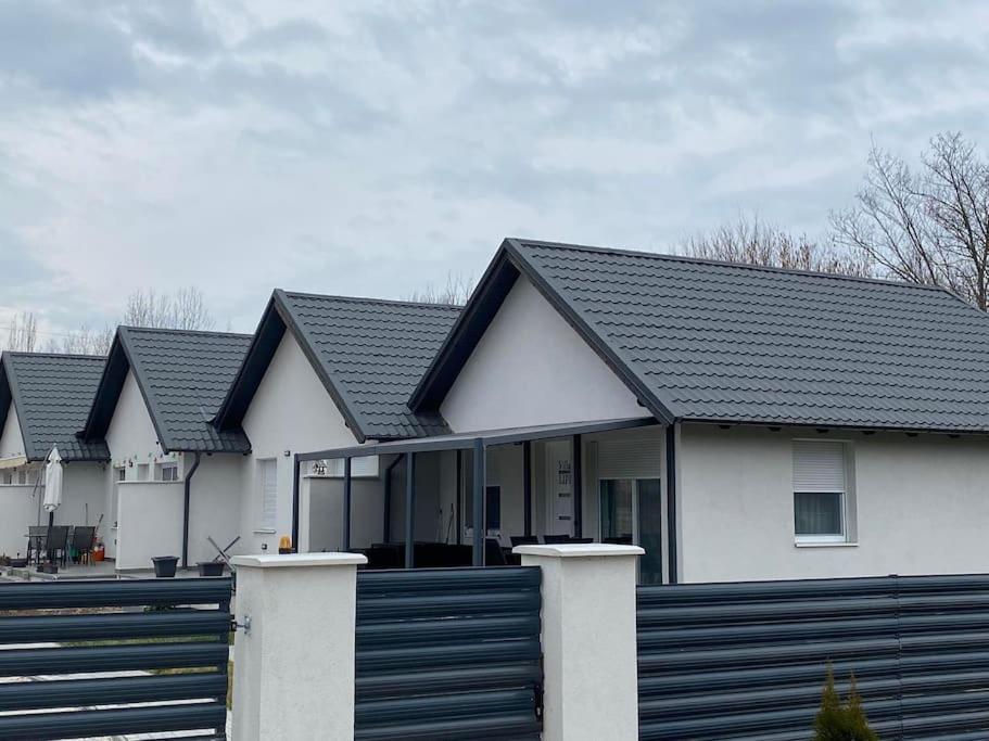 Villa Lipi - Home Away From Home Balatonszárszó المظهر الخارجي الصورة