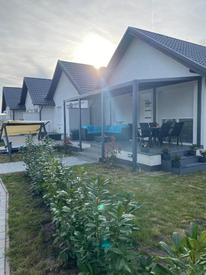 Villa Lipi - Home Away From Home Balatonszárszó المظهر الخارجي الصورة